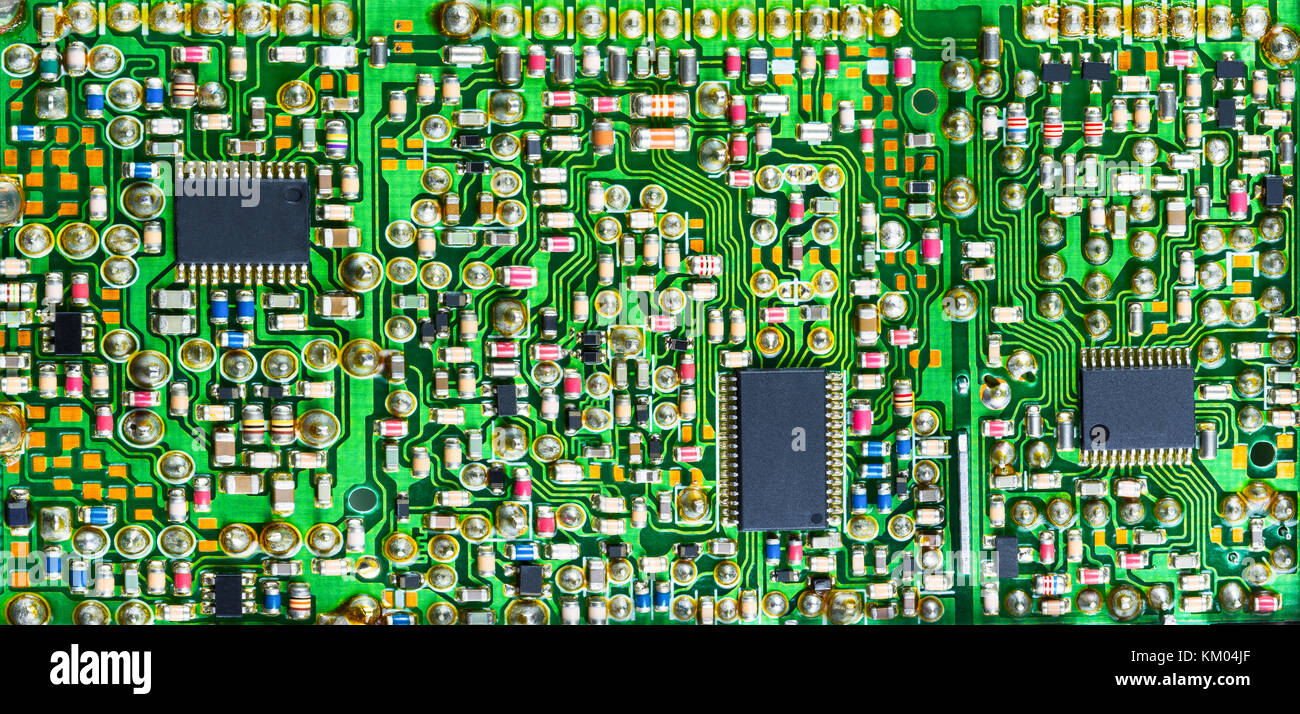 Circuit imprimé impressionnant avec de nombreuses pièces électroniques. électrotechnique varié avec l'arrière-plan de montage en surface composants en vert de l'ombre. Banque D'Images