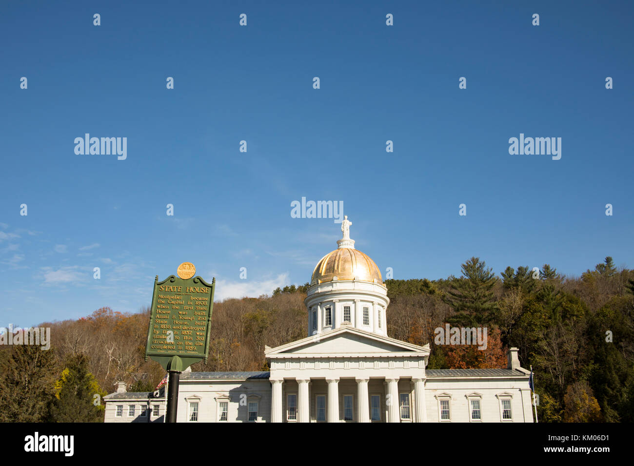 Vermont State House exterior contre ciel bleu aux beaux jours, Banque D'Images