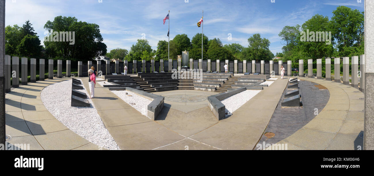 Le Maryland World War II Memorial. Le monument est ouvert, un amphithéâtre à quatre côtés, entouré par 48, 9 pieds de hauteur représentant les colonnes puis st-48 Banque D'Images