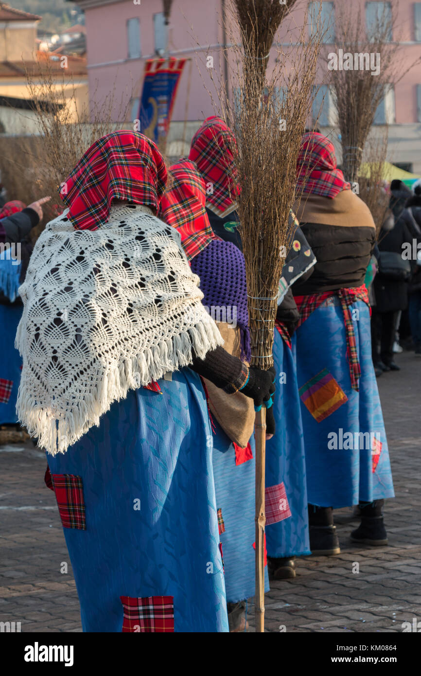 Groupe de femmes avec foulard écossais rouge, shawles et manches en fonction du terrain. Banque D'Images