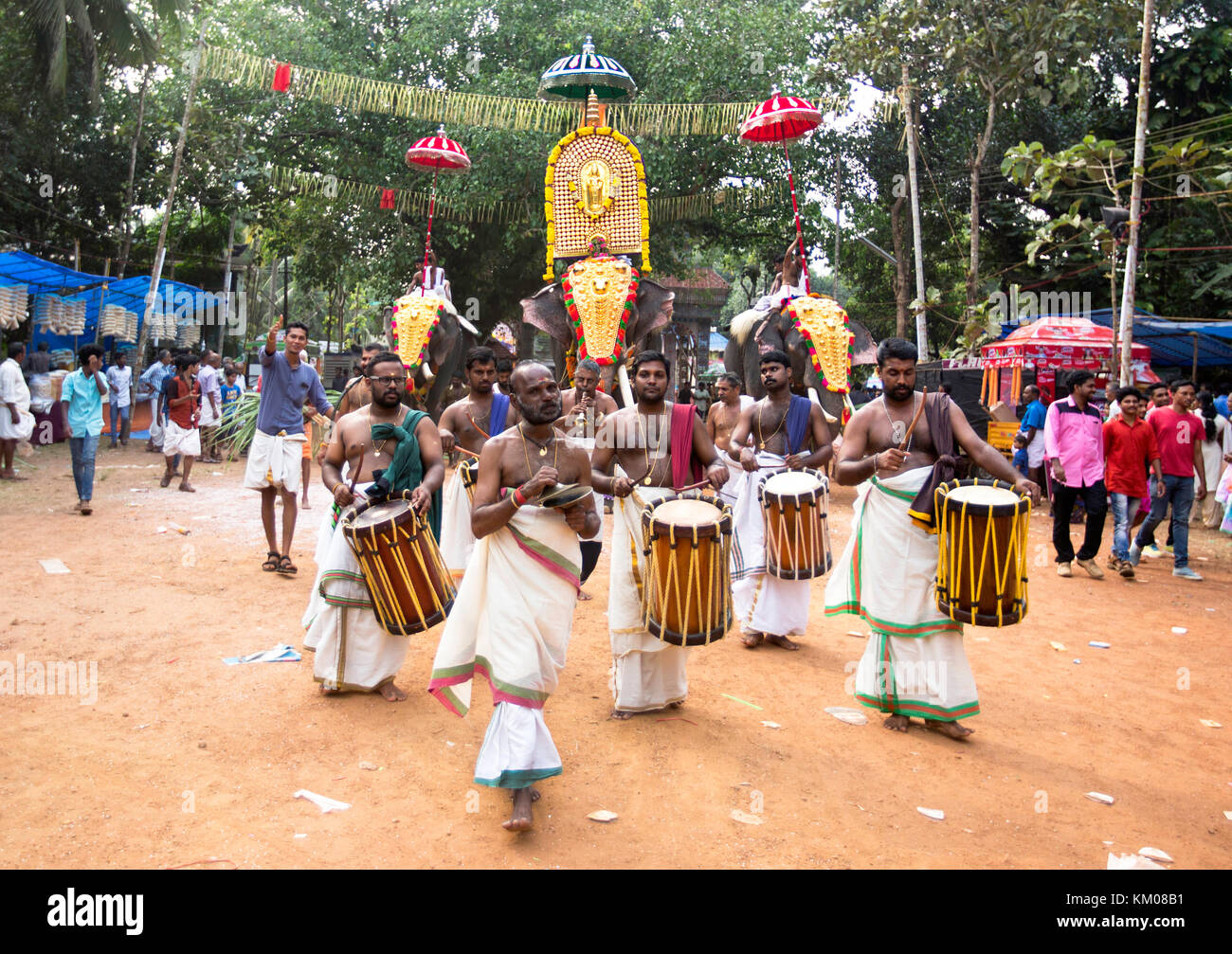 Décorées avec des éléphants ou Caparisoned chenda melam d'un eravimangalam shashti,festival pooram thrissur, Kerala, Inde,,pradeep subramanian Banque D'Images