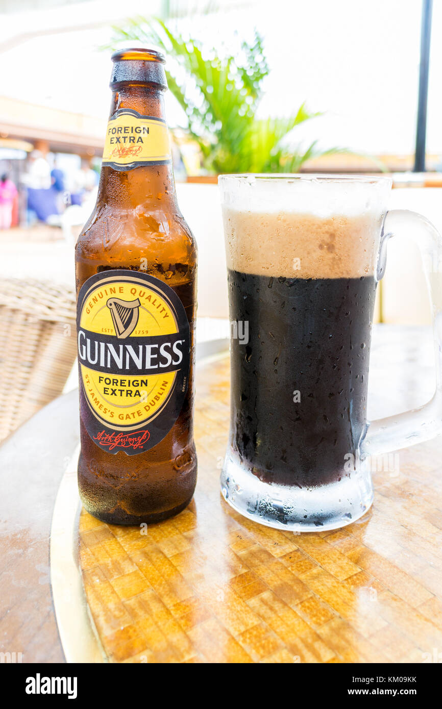 Verre de Guinness Foreign Extra et Bouteille sur table Photo Stock - Alamy