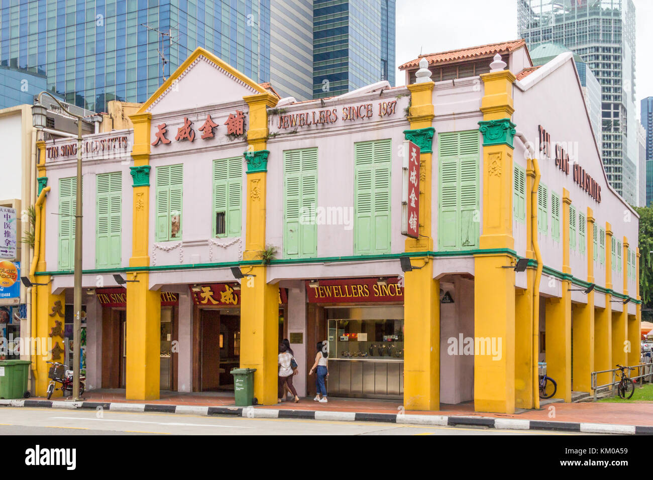 Shophouse Chinoise typique avec des bâtiments modernes derrière, North Bridge Road, Chinatown, Singapour Banque D'Images