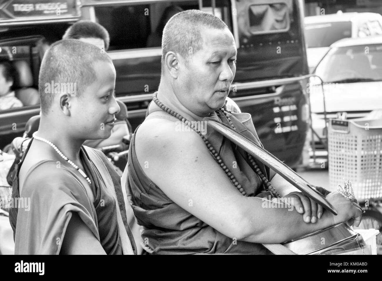 La collecte de l'aumône des moines à Chiang Mai, Thaïlande Banque D'Images