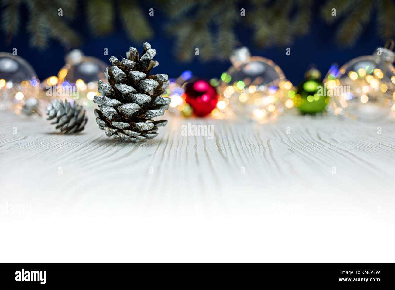 Fond de Noël avec des pommes de pin, boules de verre coloré et festif floue lumières de Noël Banque D'Images