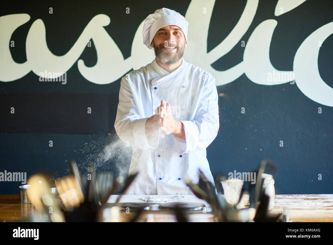 Portrait of Cheerful Chef barbu Banque D'Images