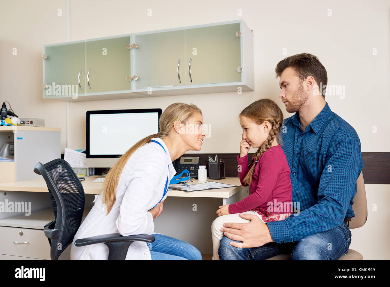 Père et fille dans le bureau de médecins Banque D'Images