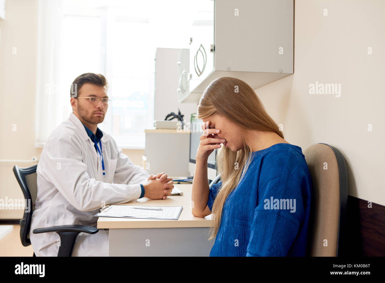 Sad Young Woman in Office de médecins Banque D'Images