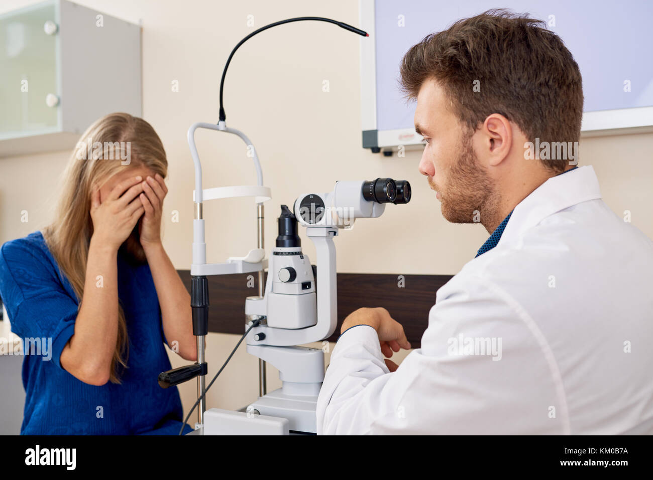 Jeune femme à l'examen de la vue Banque D'Images