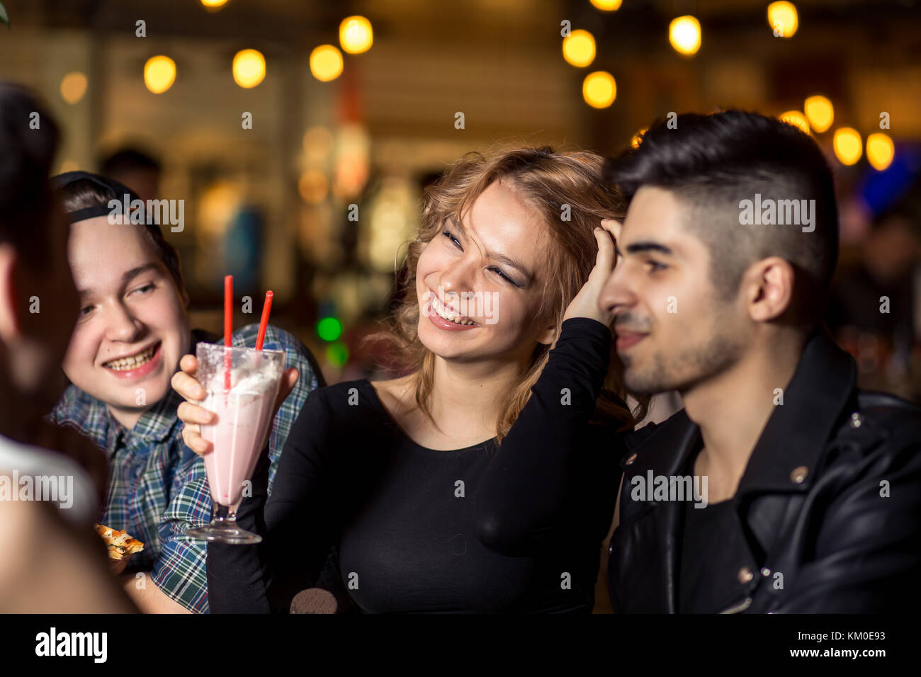 Les amis en buvant un café ensemble. Les femmes et l'homme au café ...