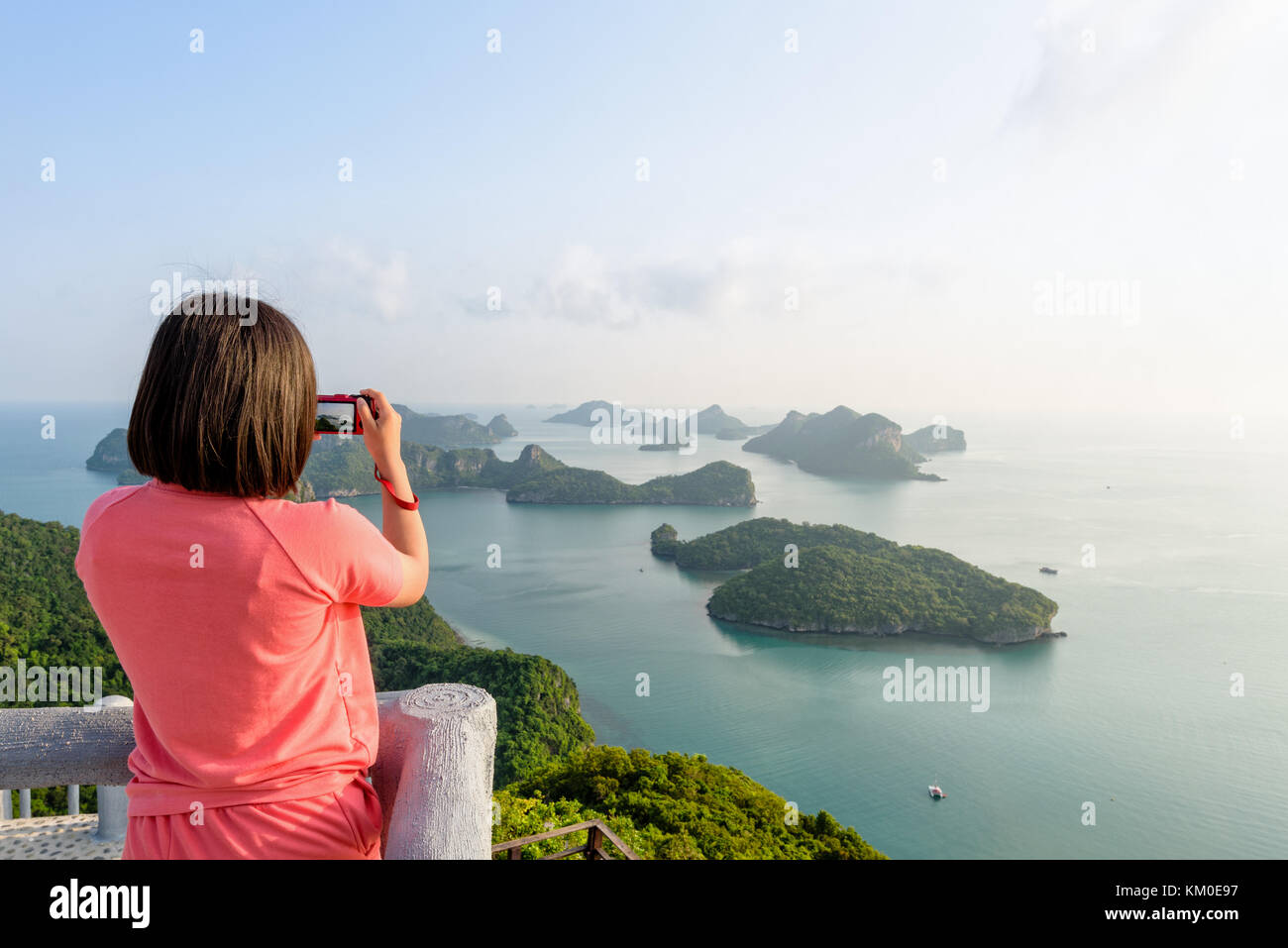 Touriste sur le pic de point de vue de ko Wua Ta Lap island utiliser appareil photo prend des photos à une nature magnifique paysage pendant le lever du soleil sur la mer à mu ko ang Banque D'Images