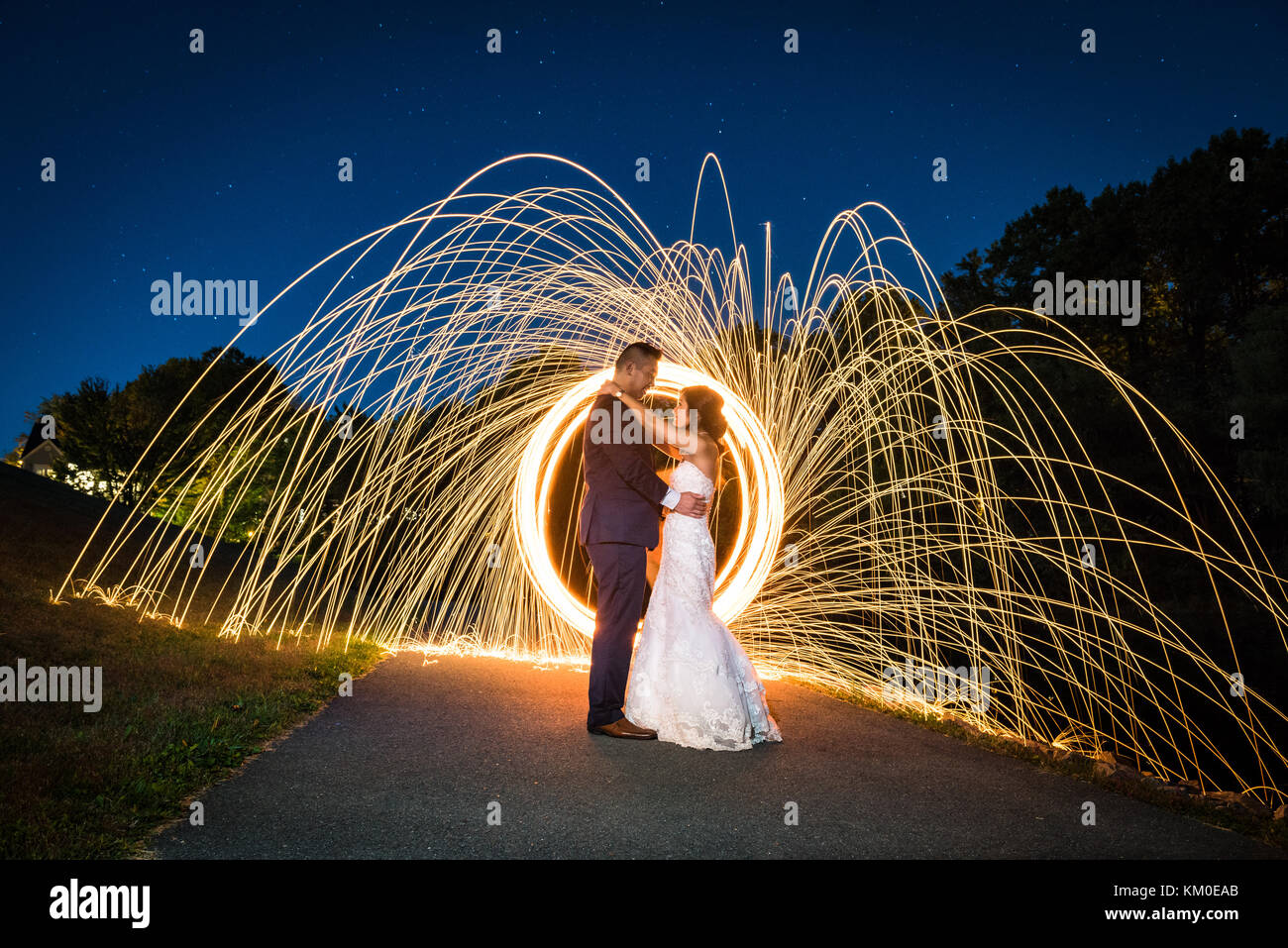 Creative longue exposition light painting avec Bride and Groom portraits après réception de mariage. Banque D'Images