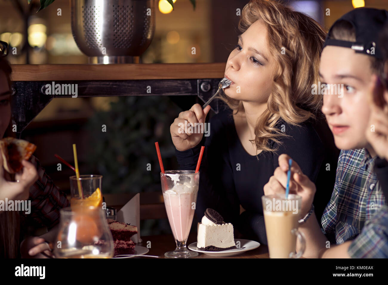 Les amis en buvant un café ensemble. Les femmes et l'homme au café ...