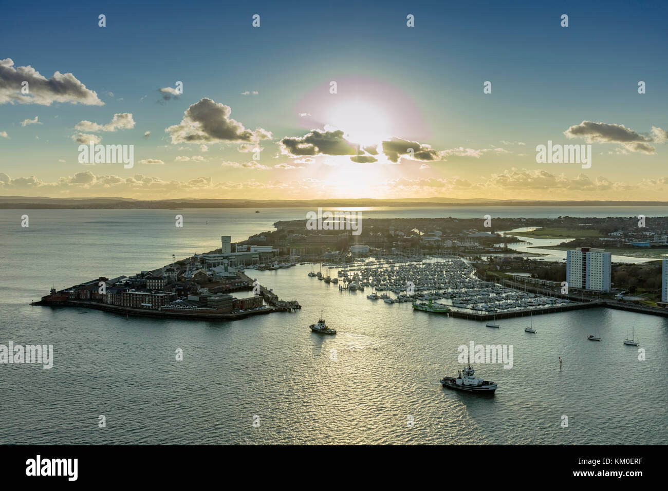 Gosport, Coucher du soleil, à partir de la tour Spinnaker, regard vers l'île de Wight, Portsmouth, Hampshire, England, UK, Royaume-Uni 2017 Banque D'Images