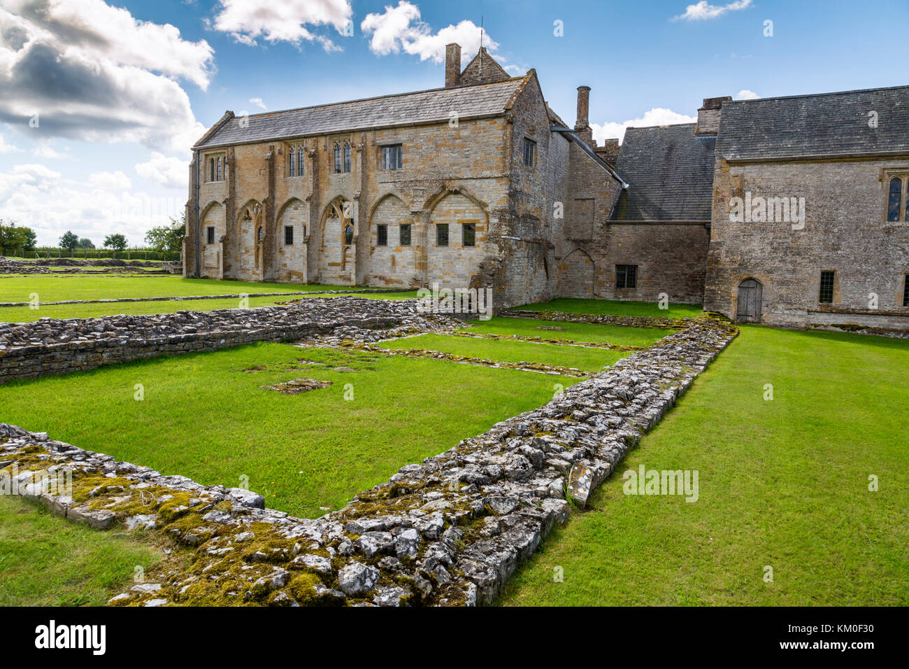 Seule la Chambre de l'Abbé de l'ancienne abbaye bénédictine médiévale et les positions des murs et bâtiments restent dans Muchelney, Somerset, England, UK Banque D'Images