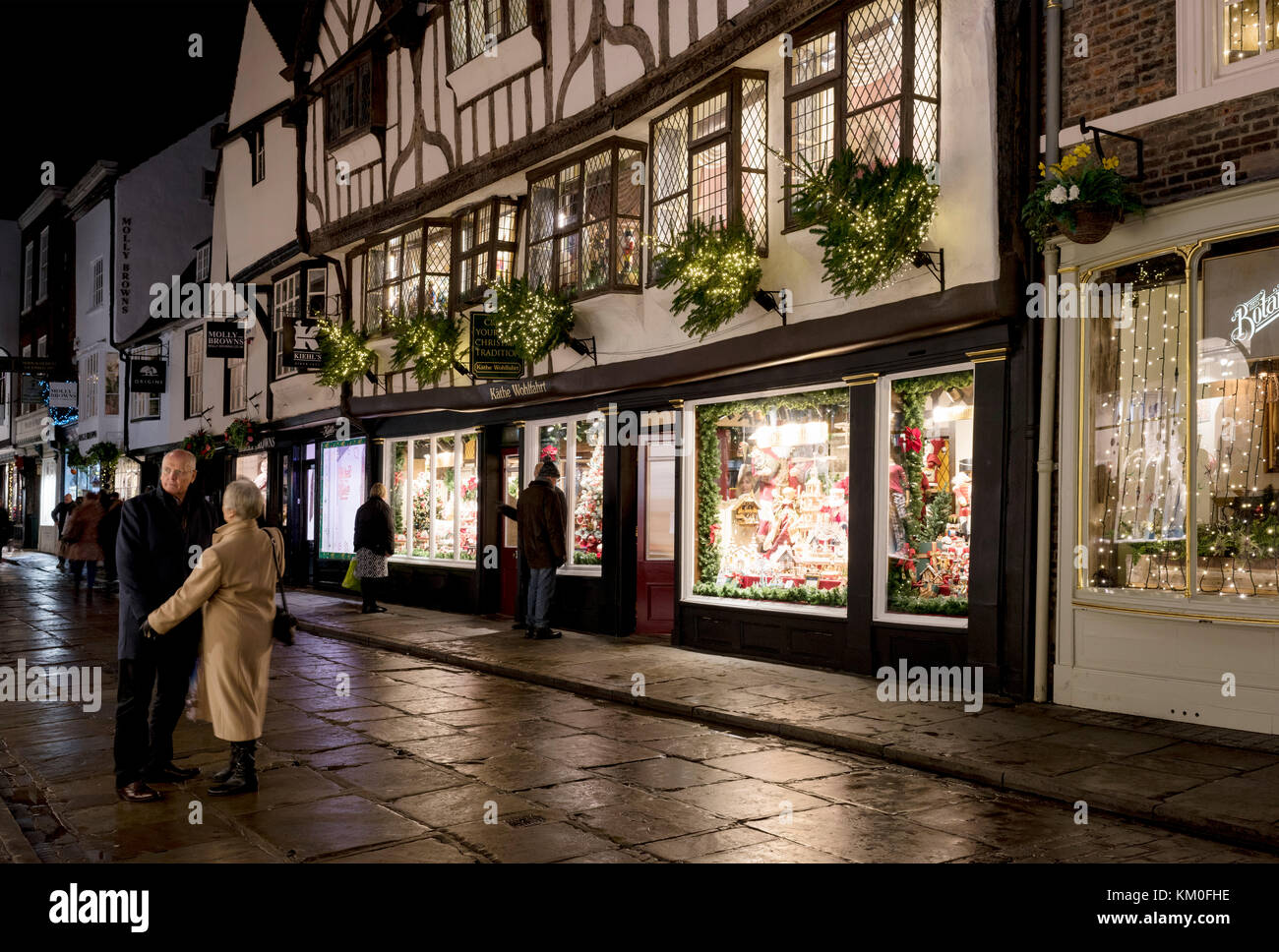 Un couple s'arrêter quand les achats de Noël à stonegate, York, UK Banque D'Images