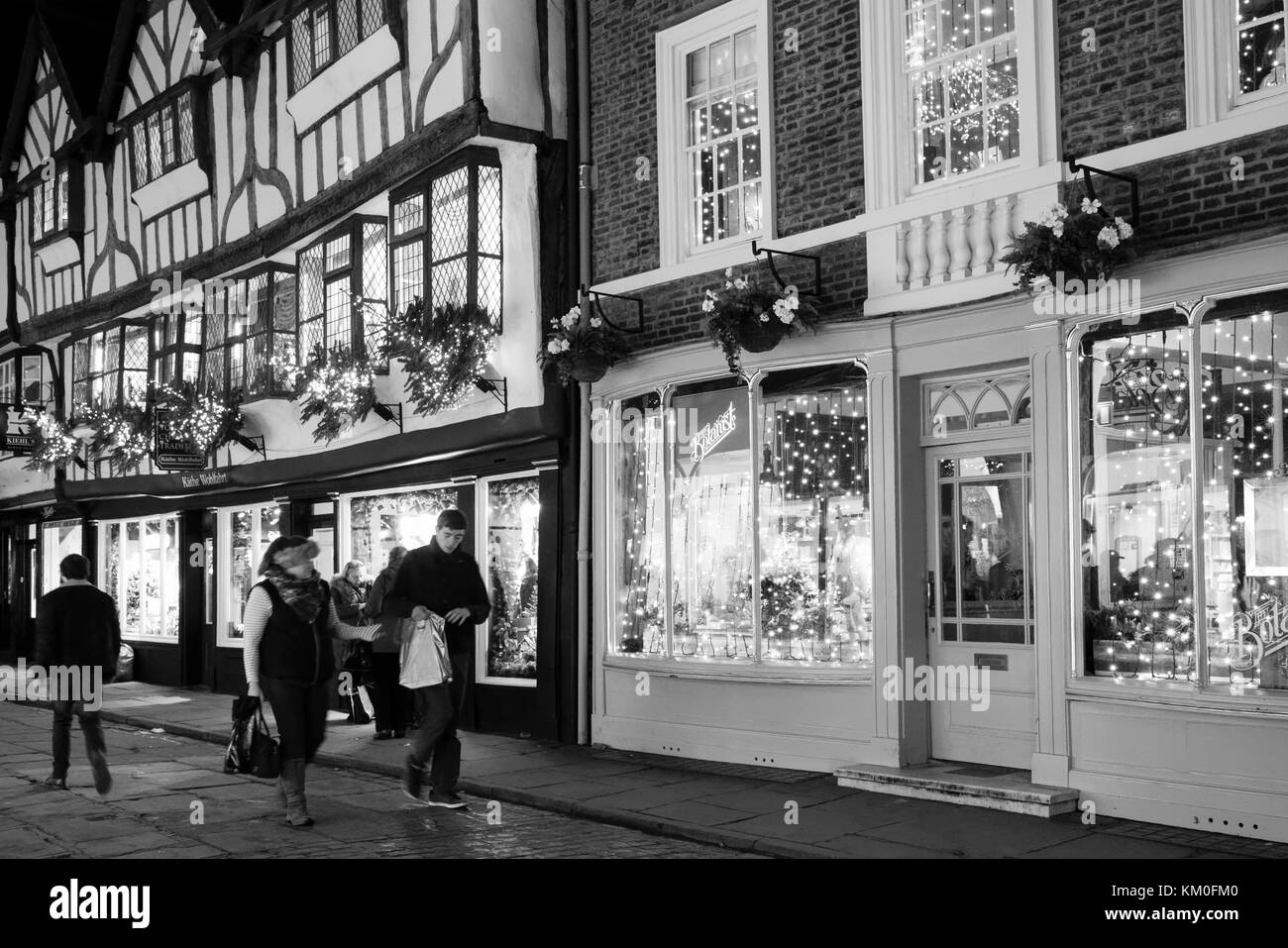 Les lumières de Noël le long de la rue ancienne, Stonegate, York, UK Banque D'Images