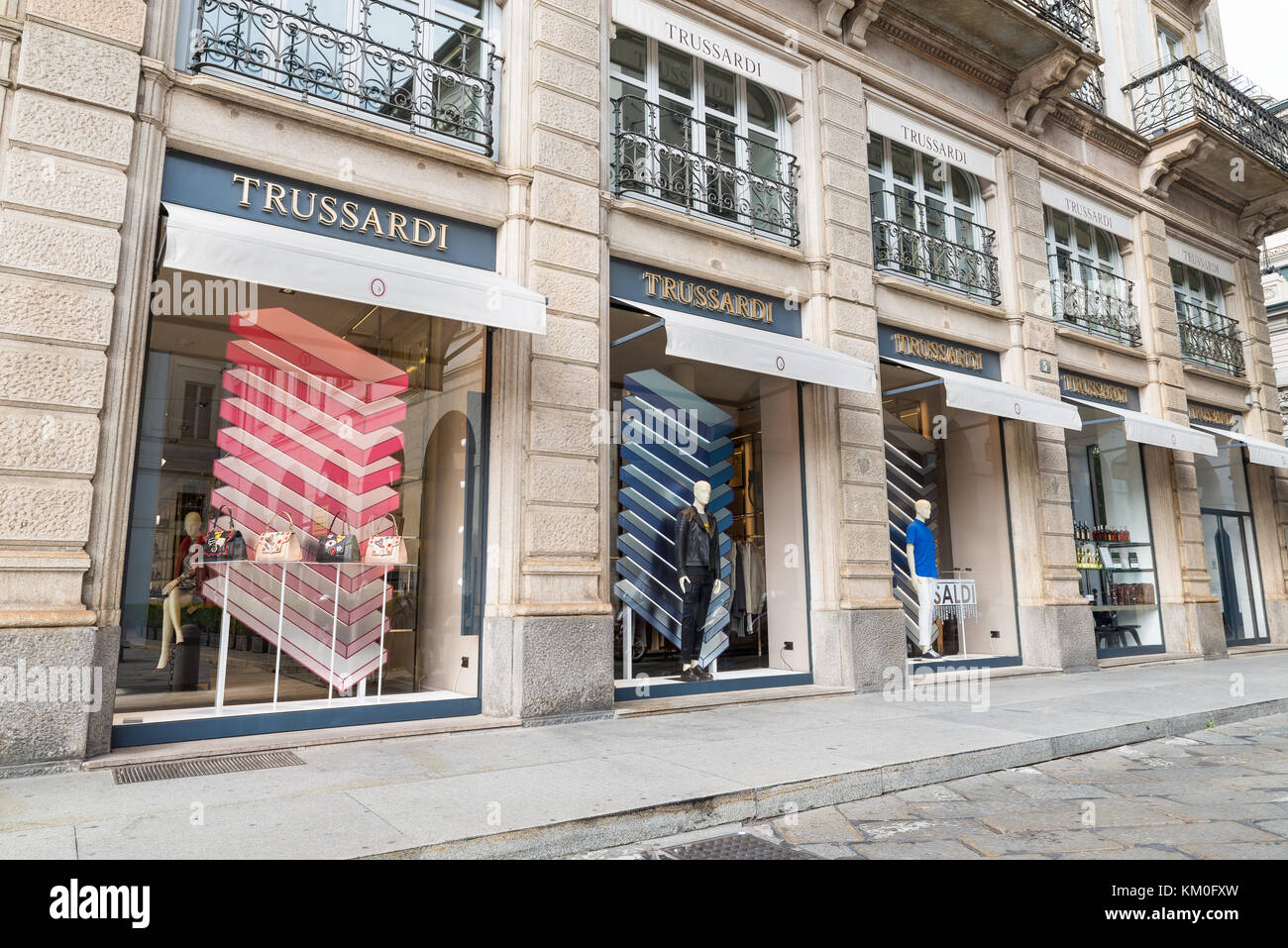 Milan, Italie - 10 août 2017 : Boutique Trussardi dans le centre-ville de Milan. Symbole et concept de luxe, shopping, élégance et fabriqué en Italie Banque D'Images