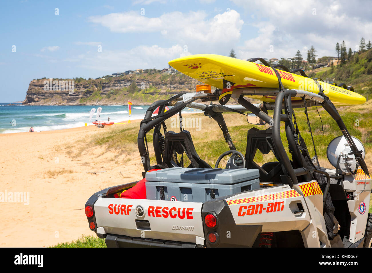 Sauveteurs de sauvetage de surf volontaires sur la plage de Bungan, Sydney, Australie avec véhicule de sauvetage de surf hors route Can Am, Nouvelle-Galles du Sud, Australie Banque D'Images