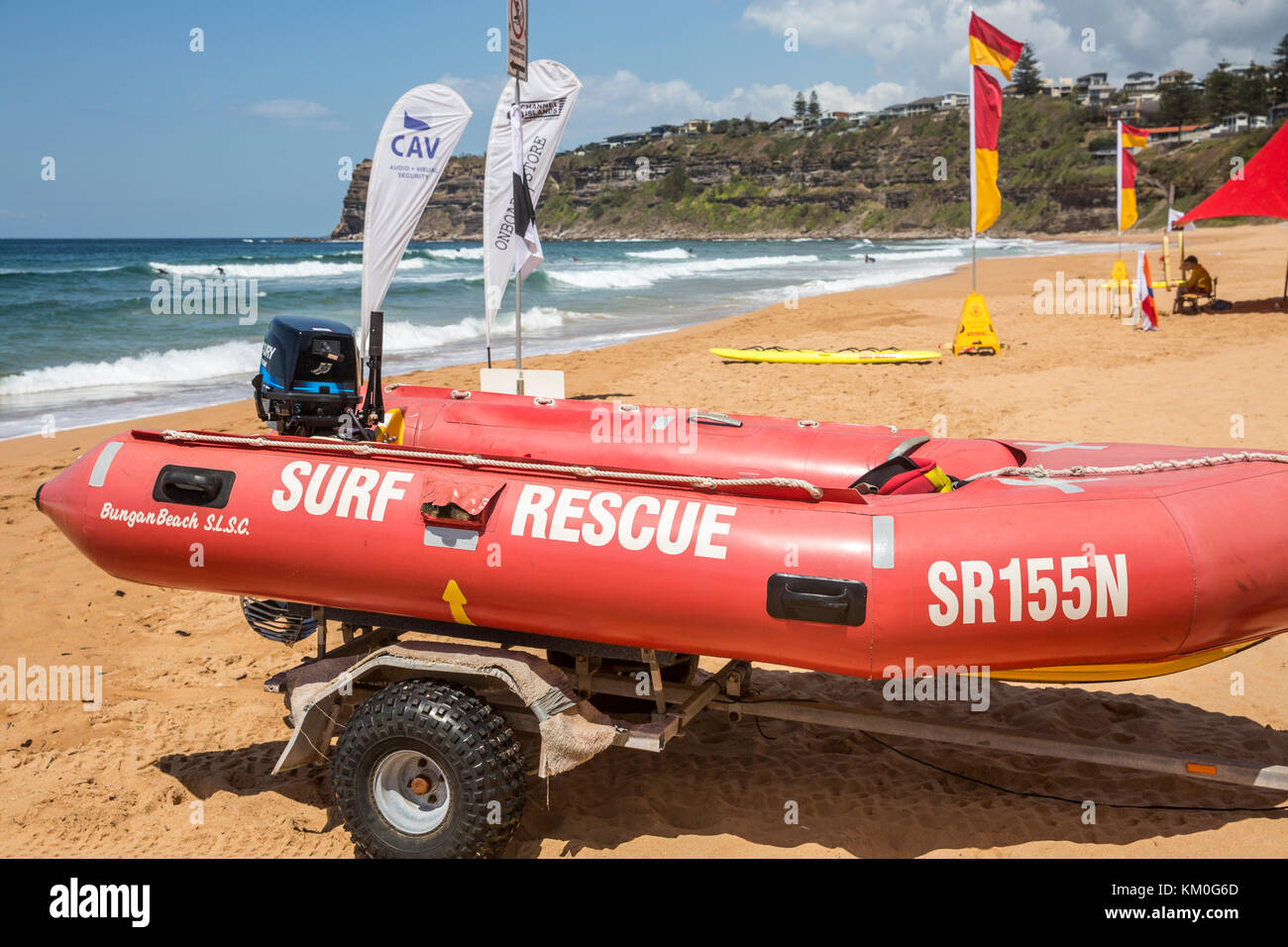 Sauveteur surf sauvetage canot pneumatique BATEAU-CÔTE gonflable sur la plage de Bungan à Sydney, Nouvelle-Galles du Sud, Australie Banque D'Images