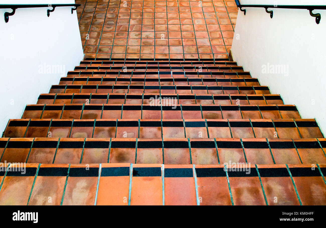 À la recherche d'un escalier extérieur de céramique espagnole rouge noir avec mains courantes Banque D'Images