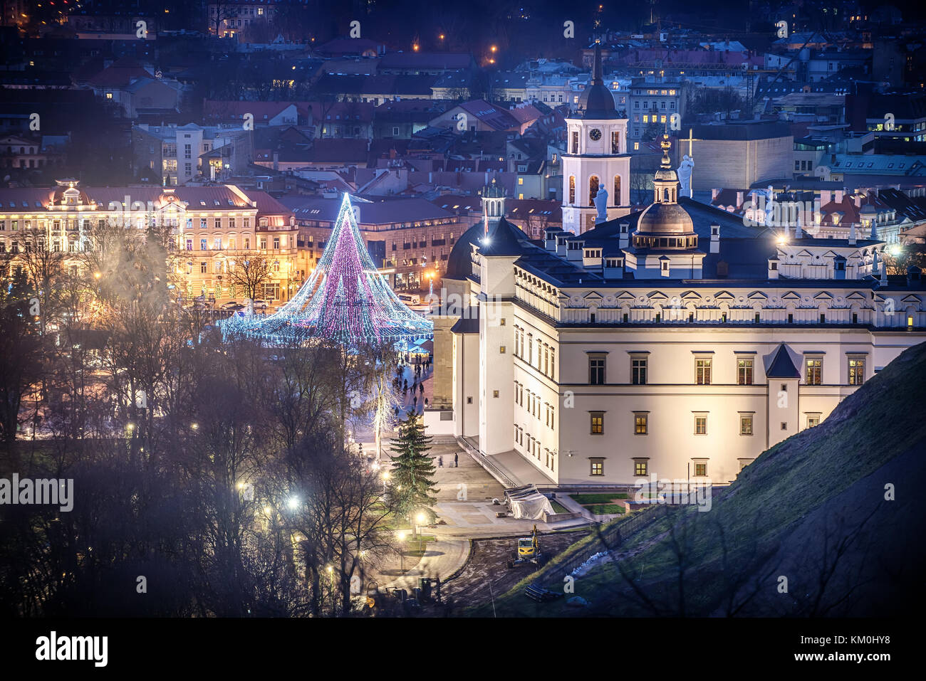 Vilnius, Lituanie : l'arbre de Noël et des décorations dans la place de la cathédrale, vue de dessus de l'antenne Banque D'Images