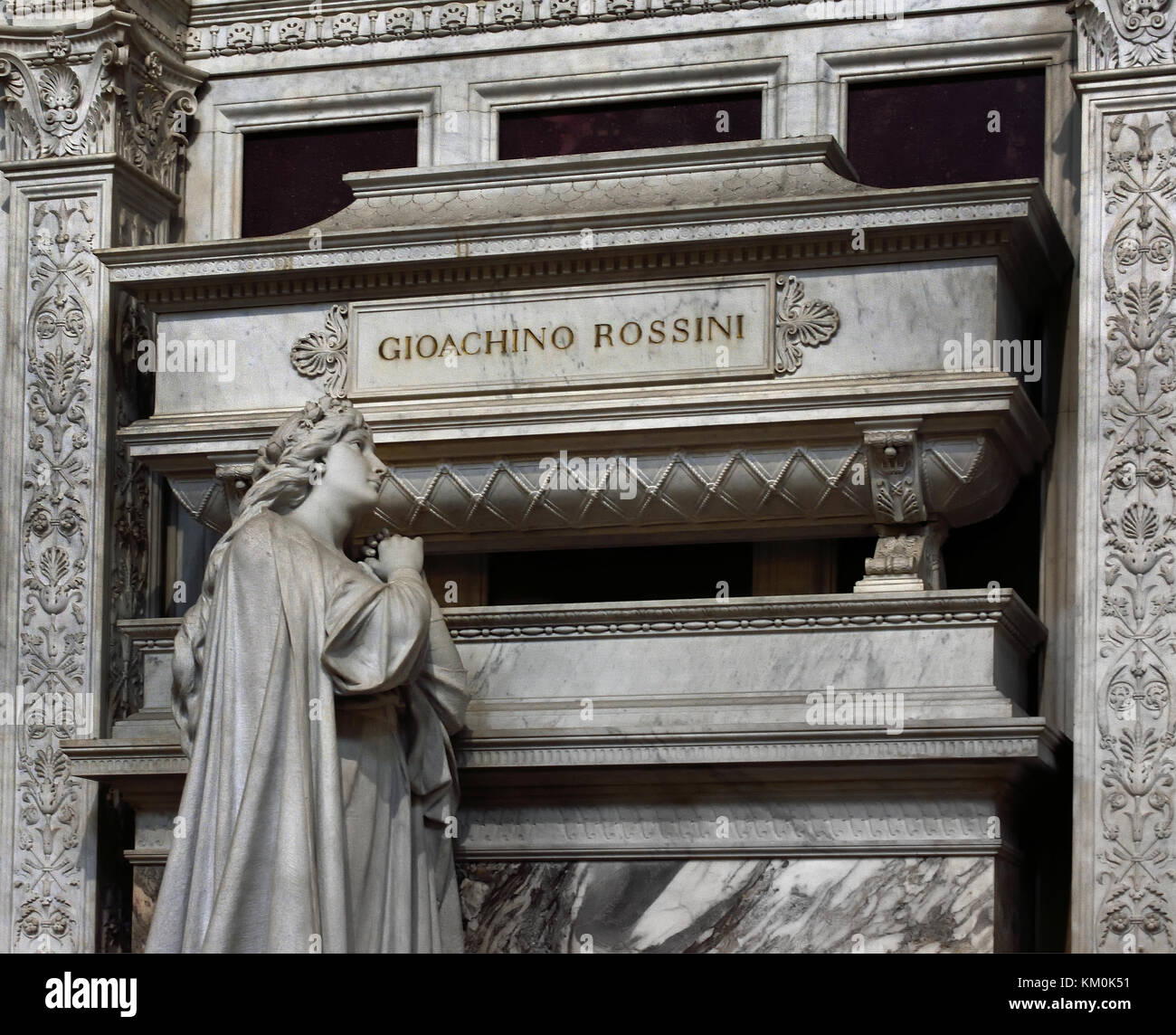 Tombe du compositeur Gioacchino Rossini monument funéraire - tombe de Santa Croce ( la Basilique de Santa Croce est la principale église franciscaine de Florence ) Italie ( Gioachino Antonio Rossini 1792 – 1868 compositeur italien qui a écrit 39 opéras, ainsi que quelques chansons sacrées, musique de chambre et pièces de piano. ) Eglise et Musée de Santa Croche, par Leon Battista Alberti 1470 Florence Italie ( la Basilique de Santa Croce église franciscaine de Florence, Italie. e Piazza di Santa Croce, Toscane italienne, Italie, les inhumations: Michel-Ange, Galileo Galilei, Niccolo Machiavel, Architectes, Filippo Brune Banque D'Images