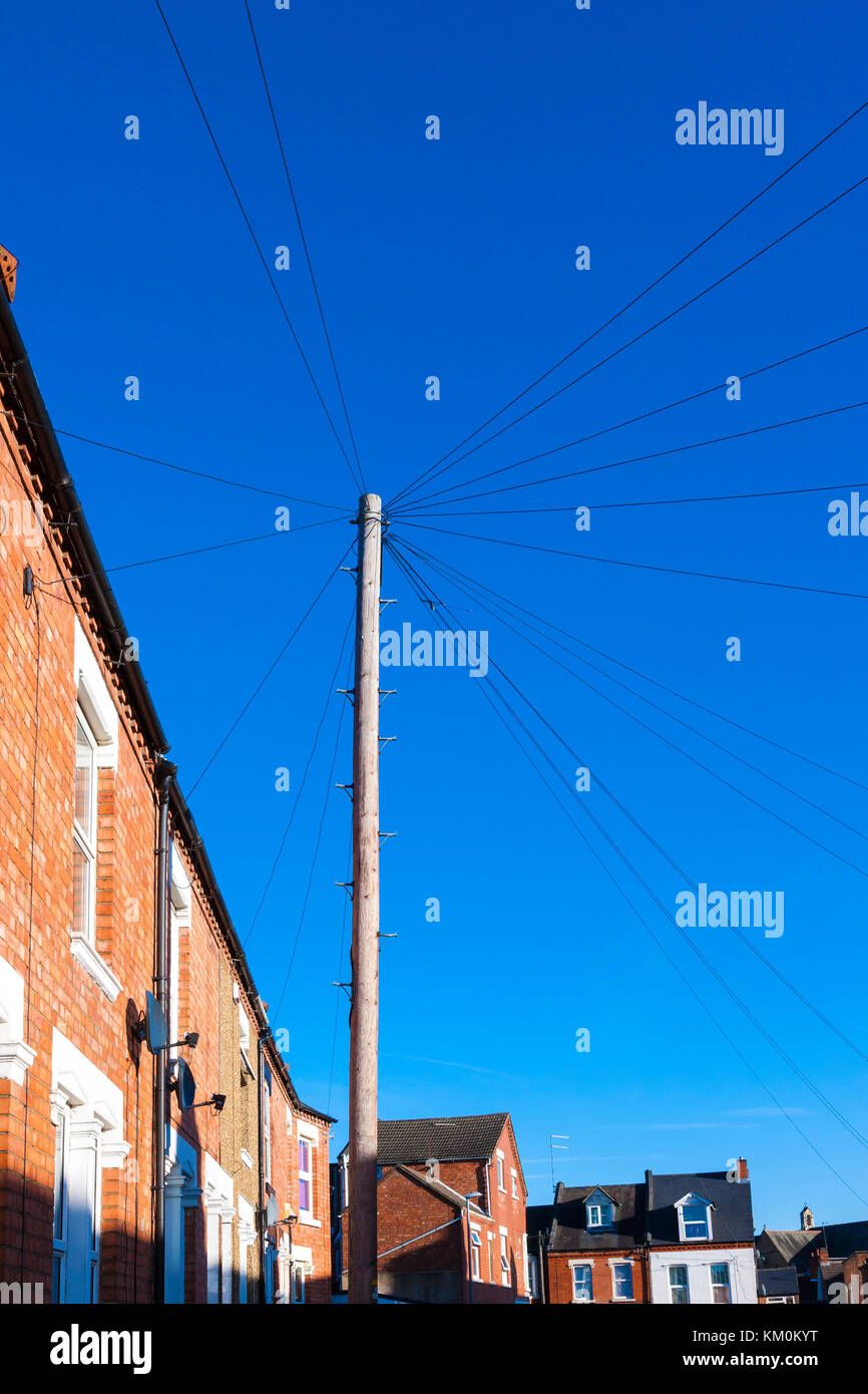 Sur la tête des fils téléphoniques par le pôle. Northampton, Royaume-Uni Banque D'Images