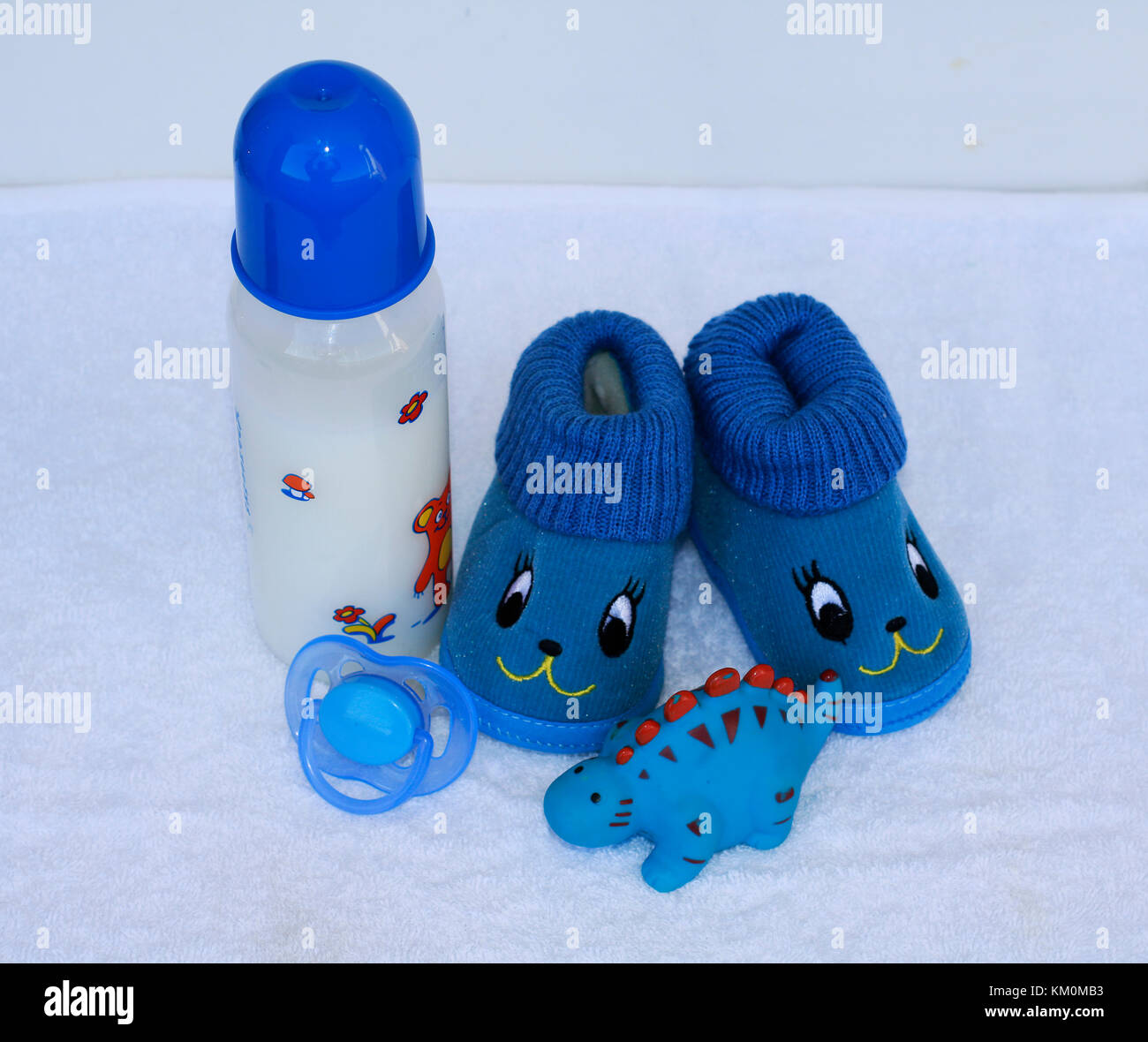 Fonds De Commerce Isole Pour Garcon Ensemble De Vetements De Mode Et Accessoires Pour Petit Bebe Garcon Le Lait De Bebe Jouet Sucette Bleu Chaussures Minuscules Avec Smiling Photo Stock Alamy Fonds De Commerce Isole Pour Garcon Ensemble De Vetements De Mode Et Accessoires Pour Petit Bebe Garcon Le Lait De Bebe Jouet Sucette Bleu Chaussures Minuscules Avec Smiling Photo Stock Alamy