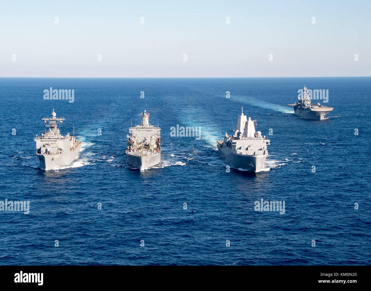 La marine américaine de classe Harpers Ferry landing ship dock amphibie USS Oak Hill (gauche) de la marine américaine, henry j. kaiser-reconstitution de la flotte classe oiler usns Big Horn, et la marine américaine San antonio-classe de transport amphibie USS new york dock en formation de vapeur 26 novembre 2017 dans l'océan atlantique. (Photo de Michael h. Lehman via planetpix) Banque D'Images