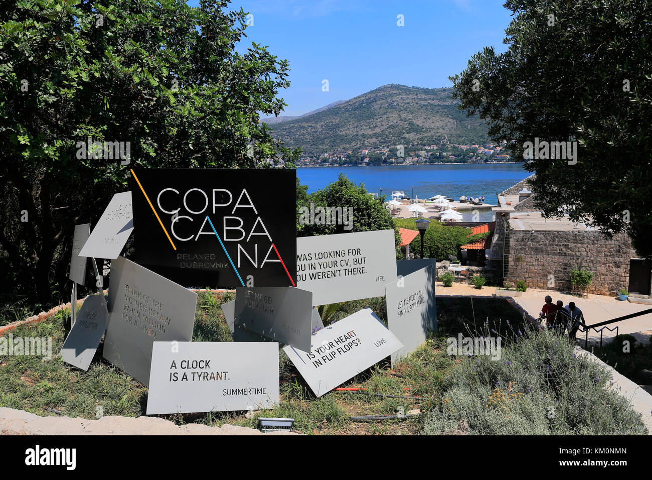 Vue sur la plage de Copa Cabana, Babin Kuk resort, Dubrovnik, la côte dalmate, Mer Adriatique, la Croatie, l'Europe. Banque D'Images
