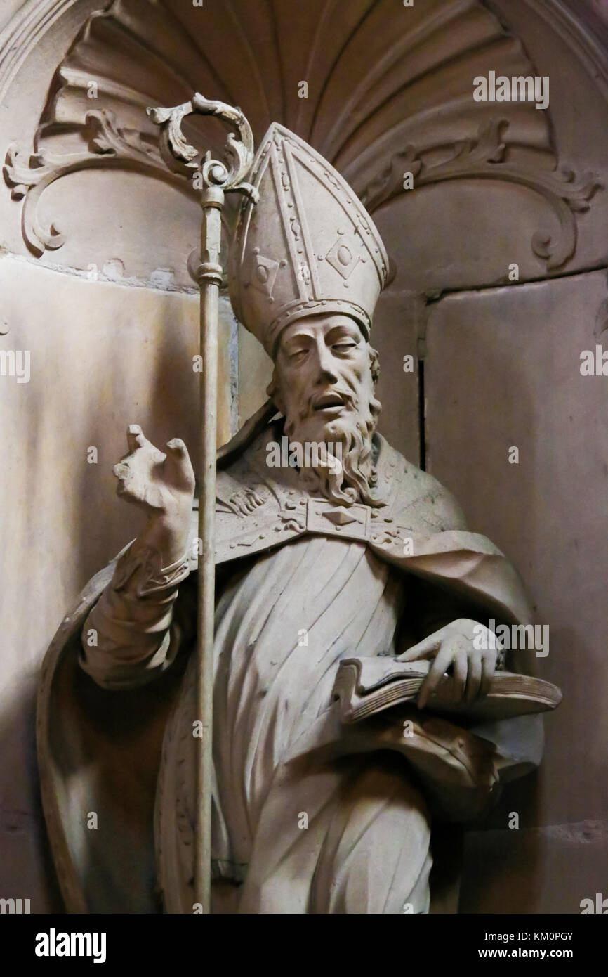 Statue d'un évêque catholique romain de wormser dom ou st peters church en vers, Rhénanie-Palatinat, Allemagne. Banque D'Images