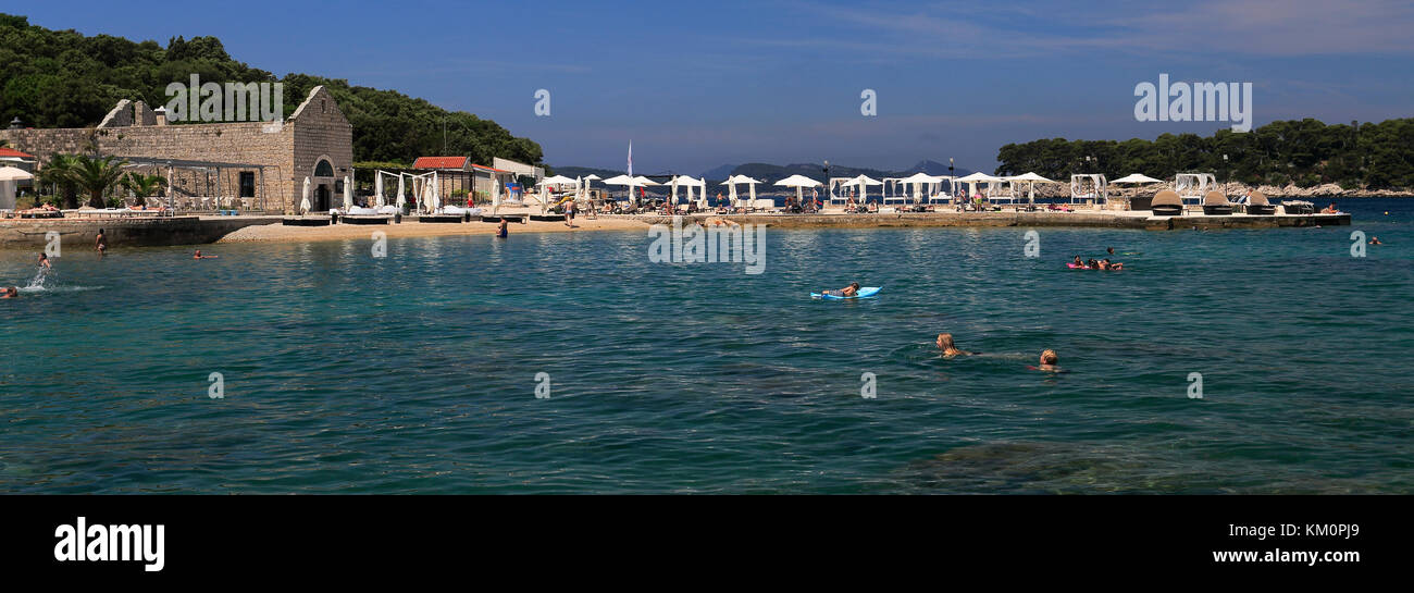Vue sur la plage de Copa Cabana, Babin Kuk resort, Dubrovnik, la côte dalmate, Mer Adriatique, la Croatie, l'Europe. Banque D'Images