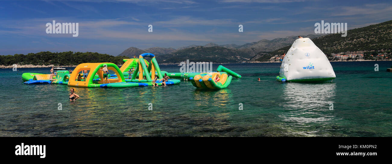 Vue sur la plage de Copa Cabana, Babin Kuk resort, Dubrovnik, la côte dalmate, Mer Adriatique, la Croatie, l'Europe. Banque D'Images