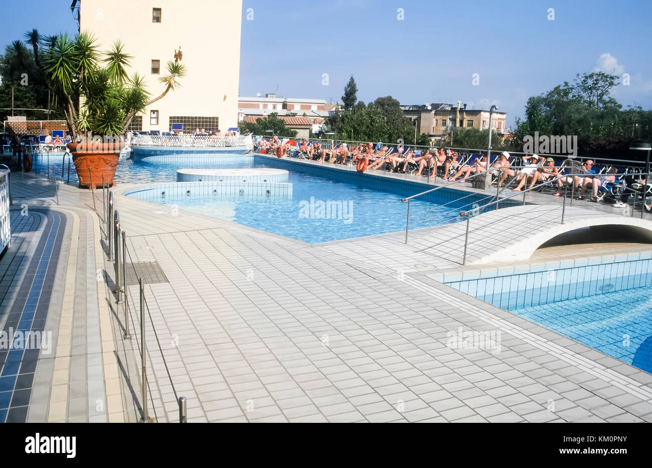 Détente dans la piscine de l'hôtel en Sorrento, Italie. Banque D'Images