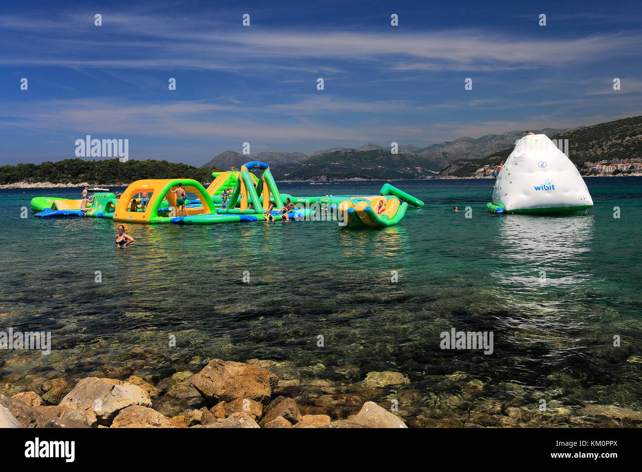 Vue sur la plage de Copa Cabana, Babin Kuk resort, Dubrovnik, la côte dalmate, Mer Adriatique, la Croatie, l'Europe. Banque D'Images
