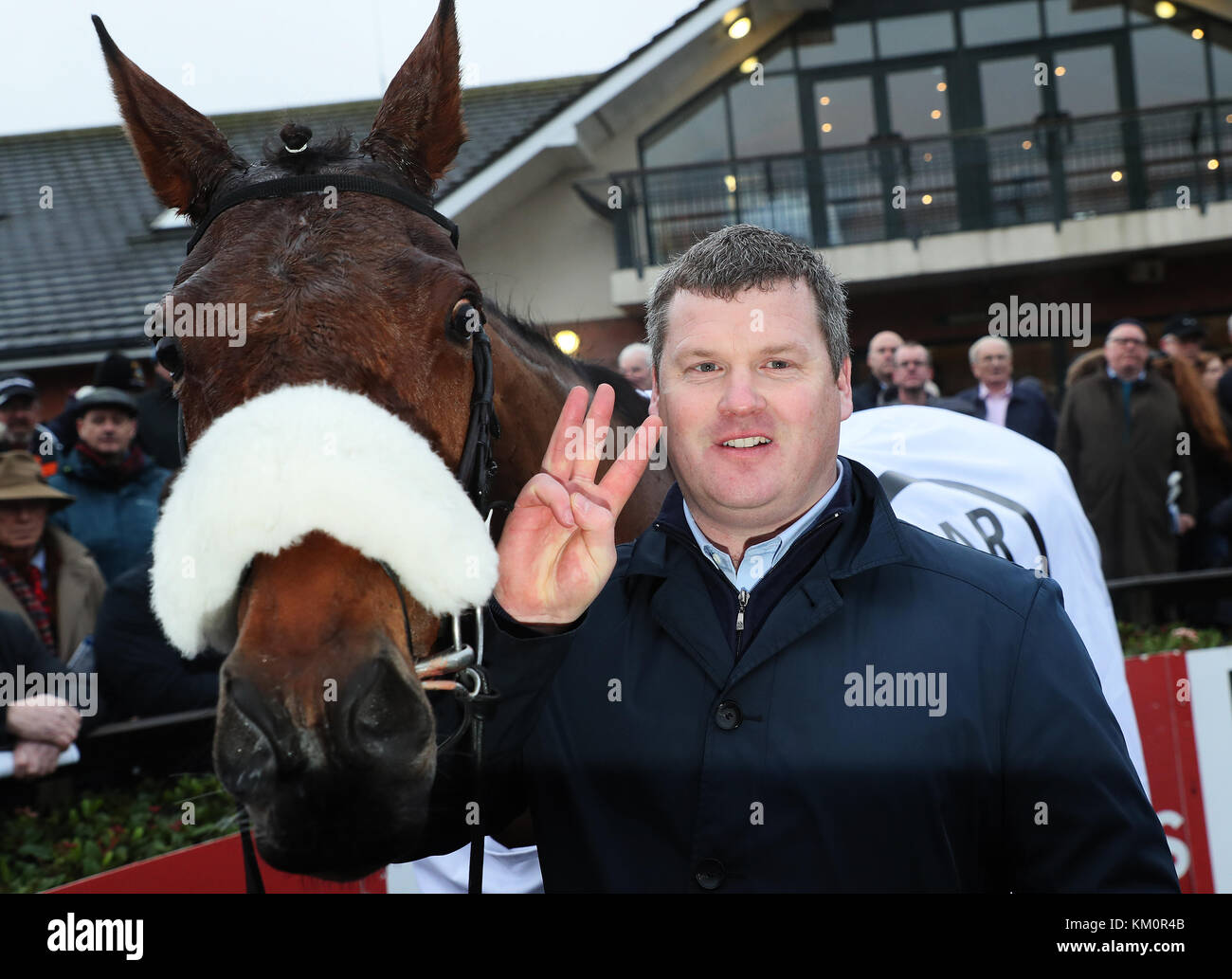 Formateur gagnante Gordon Elliott avec peine de devoir après avoir remporté la course l'un Drinmore Bar Steeplechase Novice, Elliott la troisième année d'une victoire de la journée, au cours de la deuxième journée du Festival d'hiver à Fairyhouse Hippodrome Fairyhouse, comté de Meath. Banque D'Images