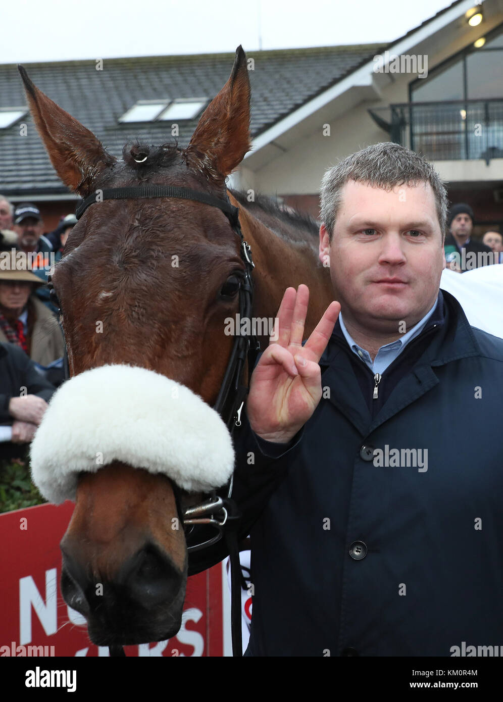 Formateur gagnante Gordon Elliott avec peine de devoir après avoir remporté la course l'un Drinmore Bar Steeplechase Novice, Elliott la troisième année d'une victoire de la journée, au cours de la deuxième journée du Festival d'hiver à Fairyhouse Hippodrome Fairyhouse, comté de Meath. Banque D'Images