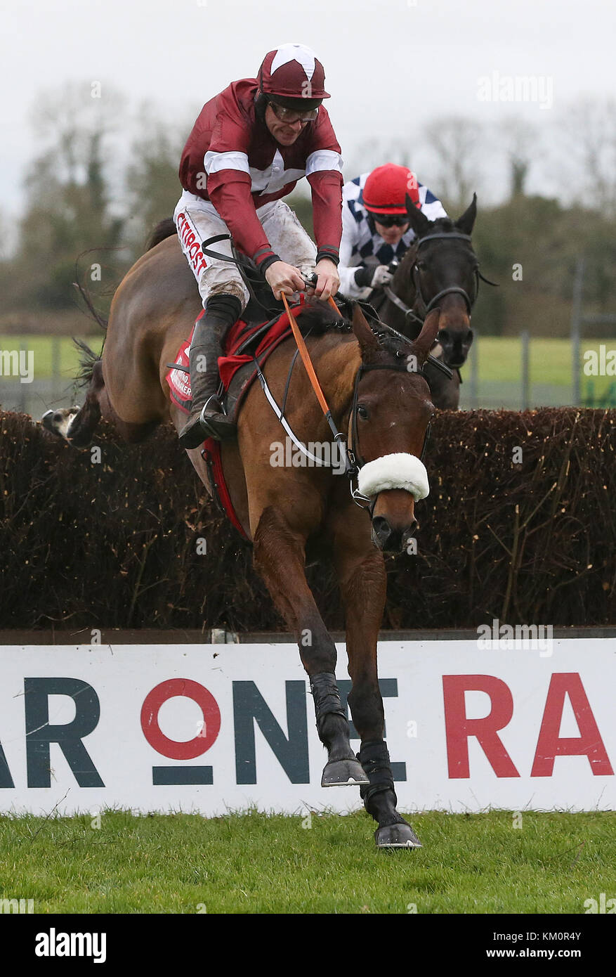 Peine de devoir monté par Davy Russell efface le dernier sur la façon de gagner le Bar 1 Drinmore Steeple débutant au cours du deuxième jour de la fête de l'hiver à Fairyhouse Hippodrome Fairyhouse, comté de Meath. Banque D'Images
