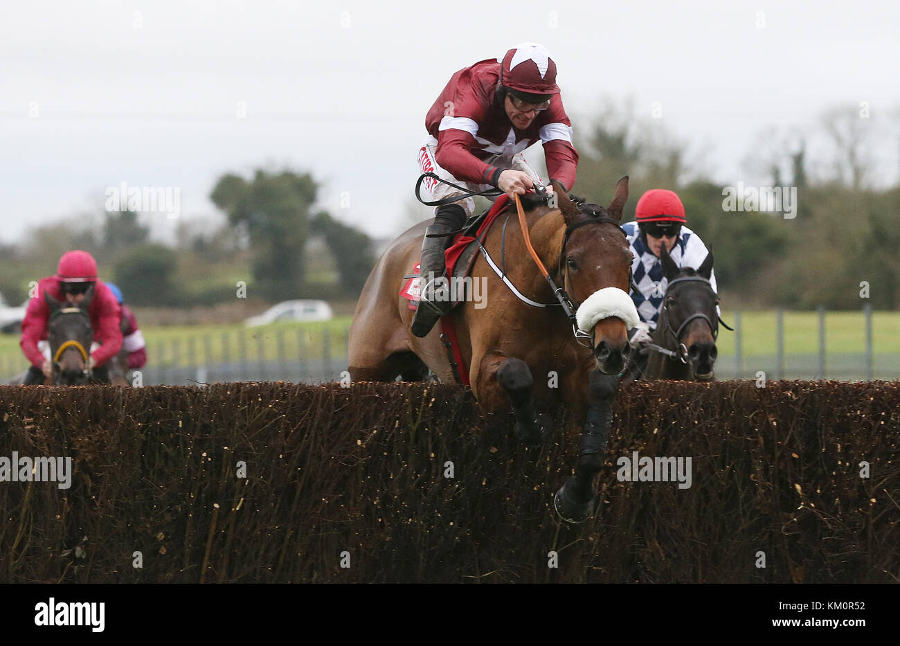 Peine de devoir monté par Davy Russell efface le dernier sur la façon de gagner le Bar 1 Drinmore Steeple débutant au cours du deuxième jour de la fête de l'hiver à Fairyhouse Hippodrome Fairyhouse, comté de Meath. Banque D'Images