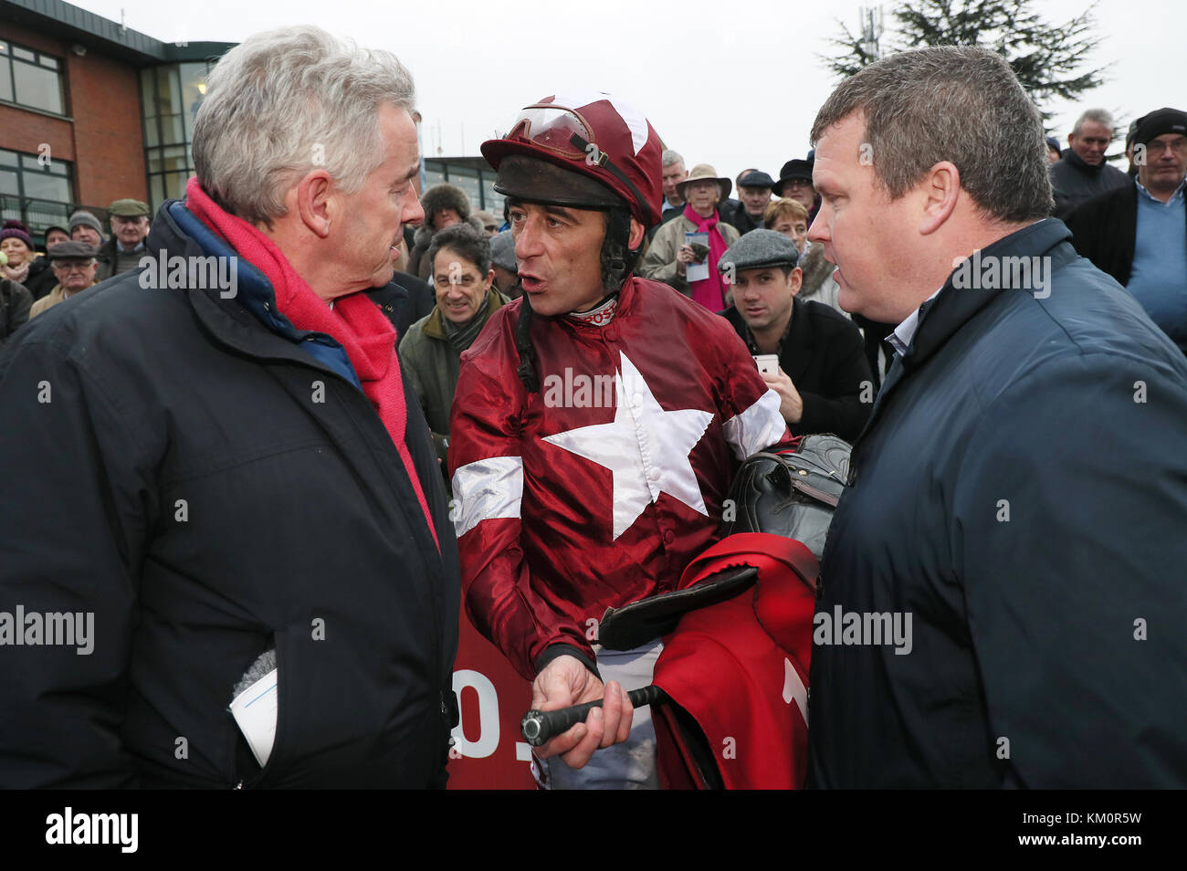 Jockey gagnant Davy Russell avec formateur Gordon Elliott et propriétaire de Michael O'Leary après la mort a gagné le droit d'un Drinmore Bar course steeple débutant au cours du deuxième jour de la fête de l'hiver à Fairyhouse Hippodrome Fairyhouse, comté de Meath. Banque D'Images