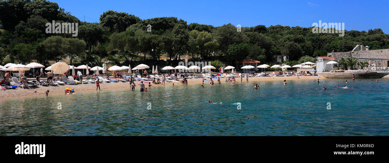 Vue sur la plage de Copa Cabana, Babin Kuk resort, Dubrovnik, la côte dalmate, Mer Adriatique, la Croatie, l'Europe. Banque D'Images