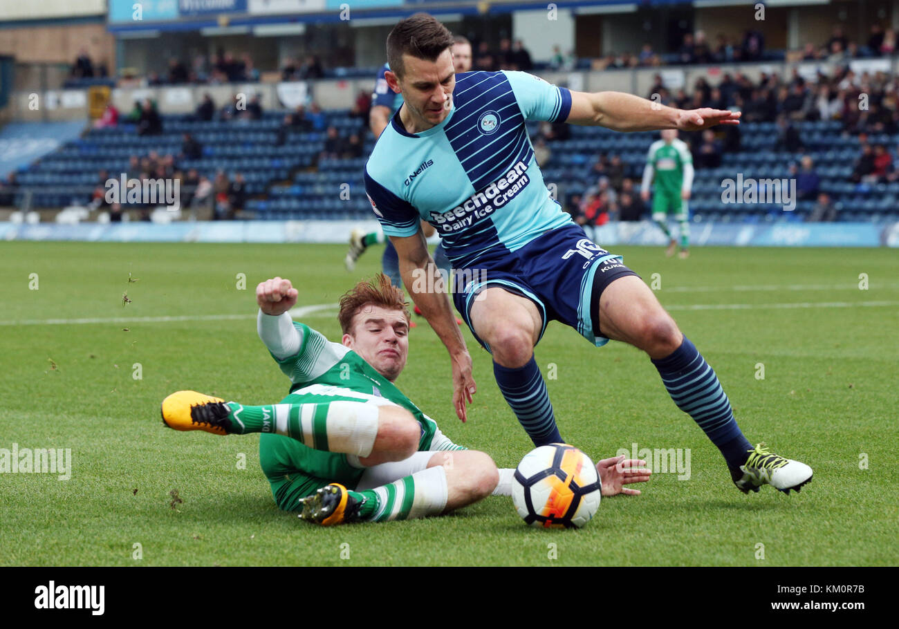 Leatherhead's Sam Blackman (à gauche) s'attaque à Wycombe Wanderers' Matt Bloomfield (à droite) au cours de l'Emirates en FA Cup, deuxième tour à Adams Park, High Wycombe. Banque D'Images