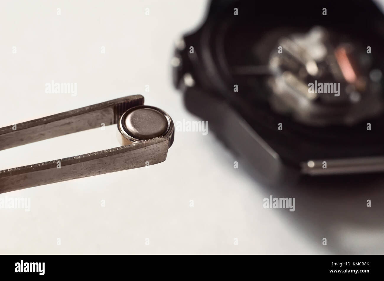 Remplacement de macro avec une pile de montre de remplacement de la batterie d'outils horloger watch Banque D'Images
