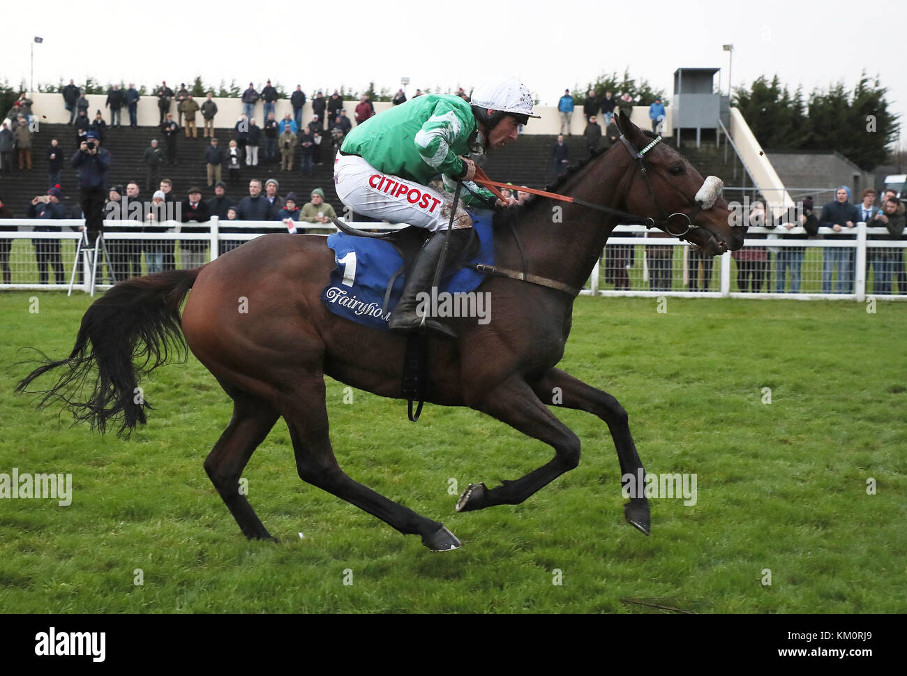 Présentation de Percy avec Davy courses Russell à l'écart de la dernière sur la façon de gagner le Bar 1 Rue Porterstown Steeple Handicap pendant deux jours de la fête de l'hiver à Fairyhouse Hippodrome Fairyhouse, comté de Meath. Banque D'Images