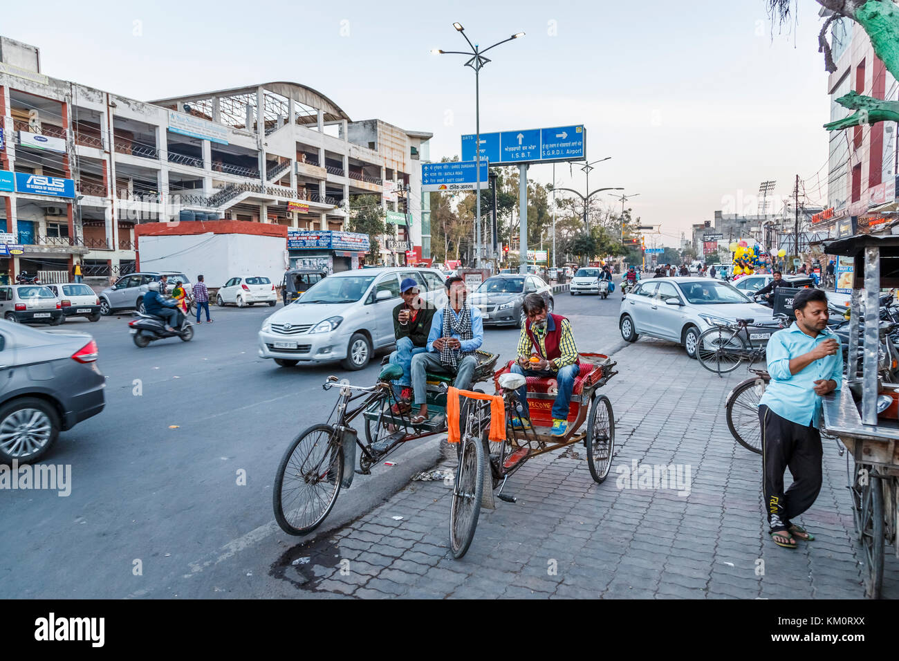 Les conducteurs de pousse-pousse cycle local reposant dans la rue sur leur pousse-pousse, à Amritsar, une ville dans le nord-ouest de l'Inde dans la région du Pendjab Majha Banque D'Images