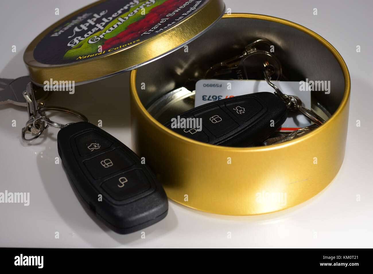 Des clés de voiture dans une boîte en fer - bloquer le signal - cage de  faraday Photo Stock - Alamy