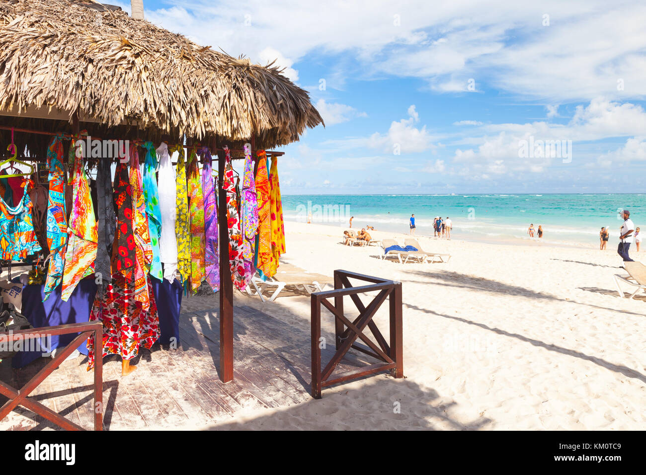 Punta Cana, République dominicaine - 4 janvier 2017 : choix de paréo couleur se bloque sur la plage avec compteur de décrochage de la côte de l'océan atlantique sur un arrière-plan Banque D'Images