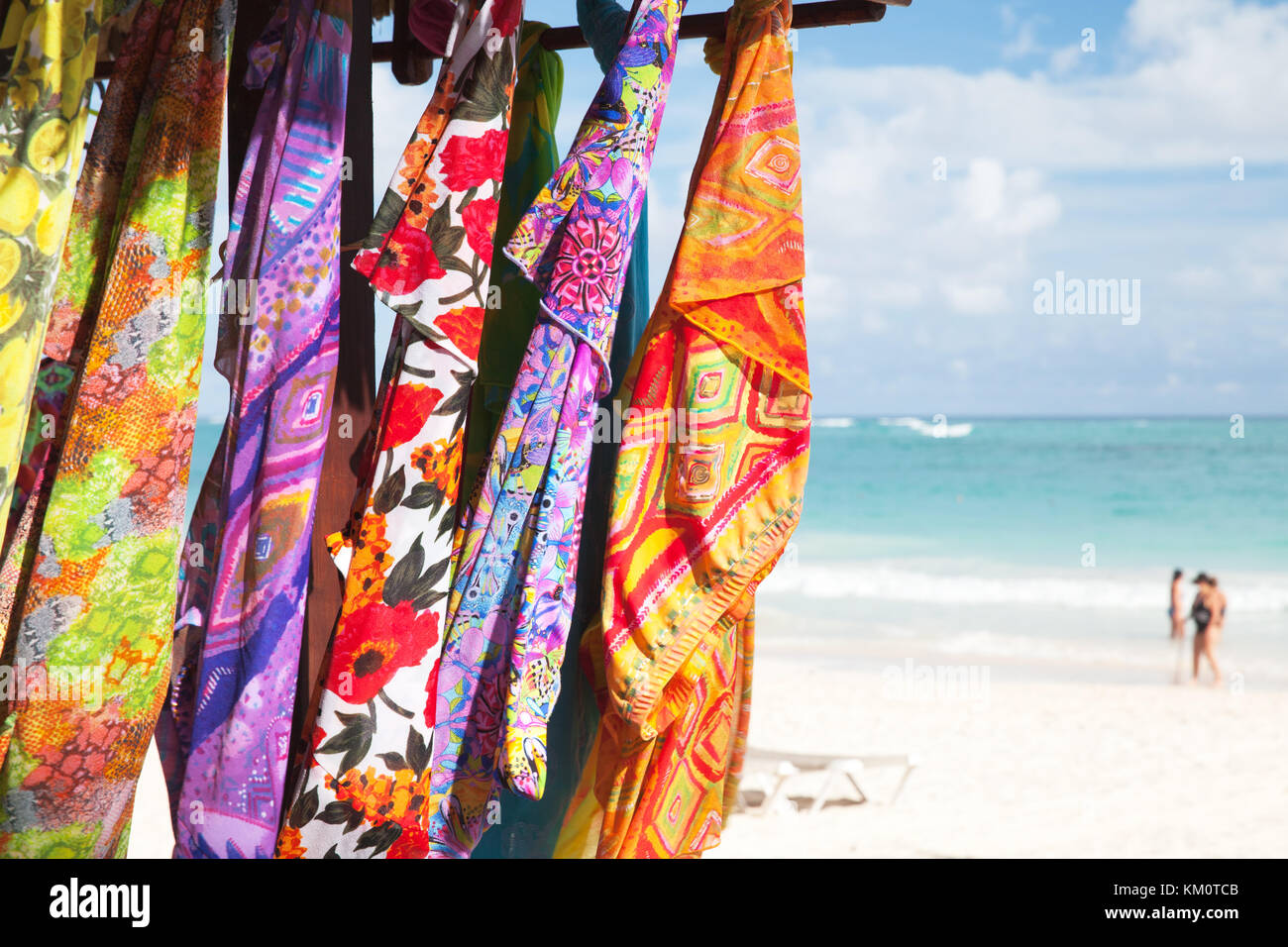 Punta Cana, République dominicaine - 4 janvier 2017 : assortiment de foulards de couleur se joue sur la plage avec compteur de décrochage de la côte de l'océan Atlantique sur une backgrou Banque D'Images