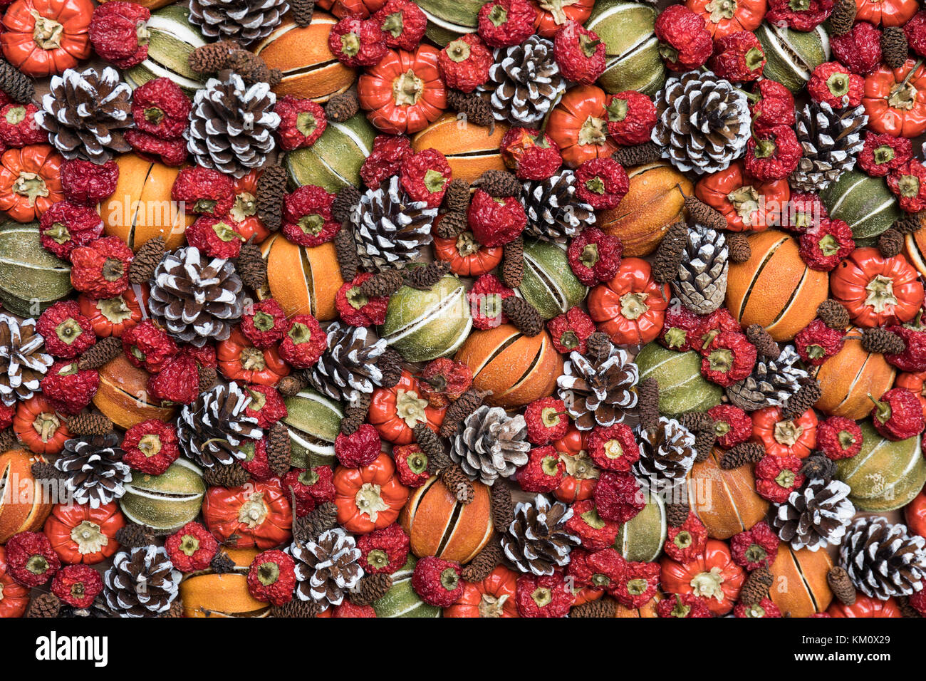 Gros plan sur des fruits secs et des cônes colorés de Noël Banque D'Images